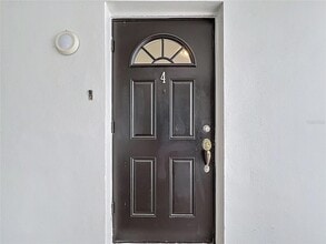 11705 3rd St E, Unit 4 in Treasure Island, FL - Building Photo - Building Photo