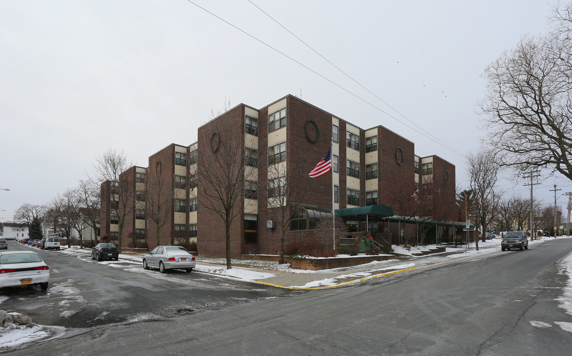 Eugene Hanratta Senior Housing in Watervliet, NY - Foto de edificio