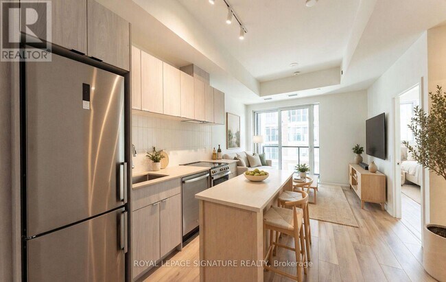 1660 Bloor St W in Toronto, ON - Building Photo - Building Photo