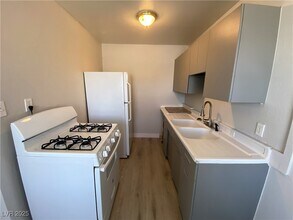 230 W Boston Ave in Las Vegas, NV - Building Photo - Building Photo