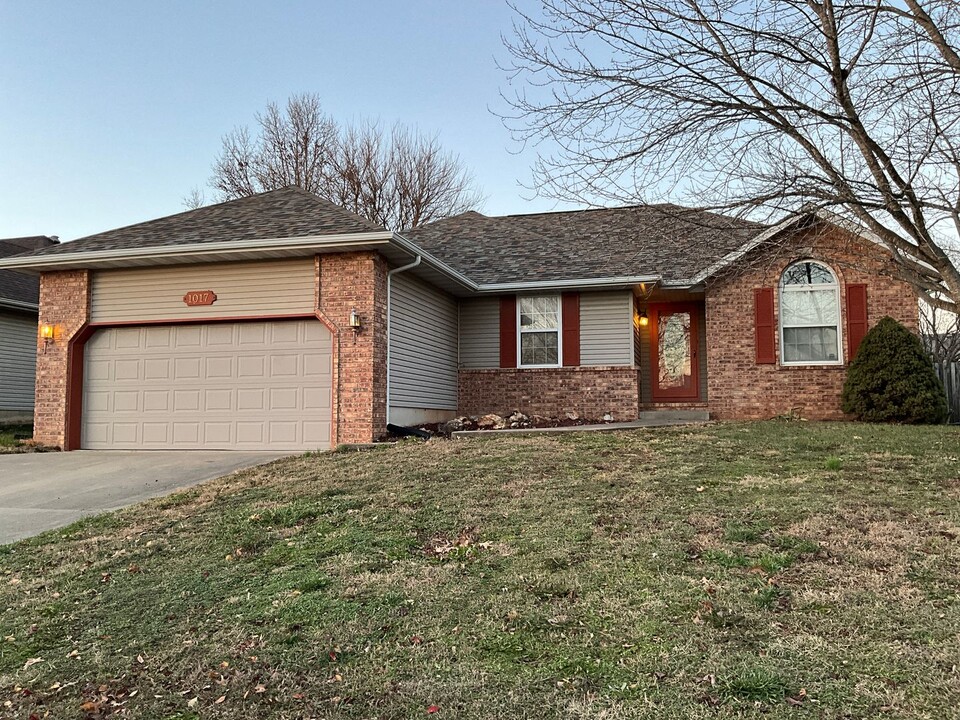 1017 Cobblefield Way in Ozark, MO - Foto de edificio