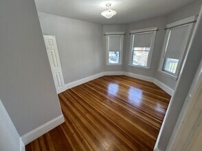 11 Atkins St, Unit 2 in Boston, MA - Foto de edificio - Building Photo