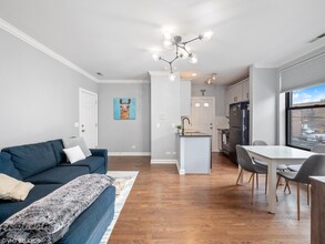 743 W Cornelia Ave in Chicago, IL - Building Photo - Building Photo