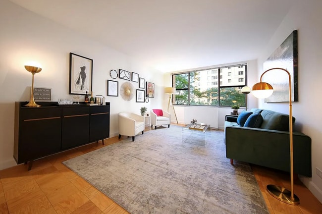 235 W 72nd St in New York, NY - Foto de edificio - Building Photo