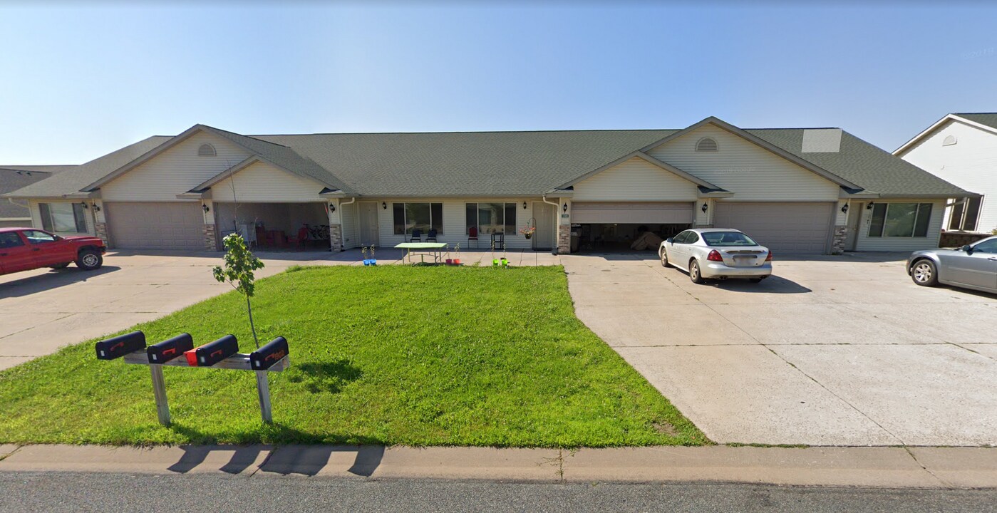 1909 Southridge Ave in Menomonie, WI - Building Photo