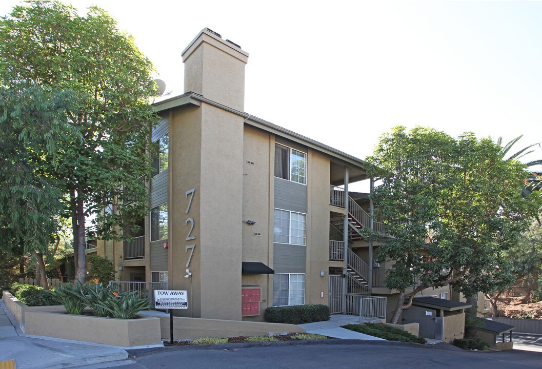 727 Robinson Ave in San Diego, CA - Building Photo