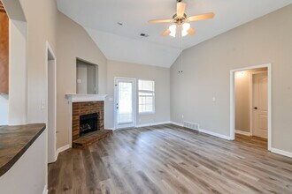 10182 Whitcomb Ln in Cordova, TN - Foto de edificio - Building Photo