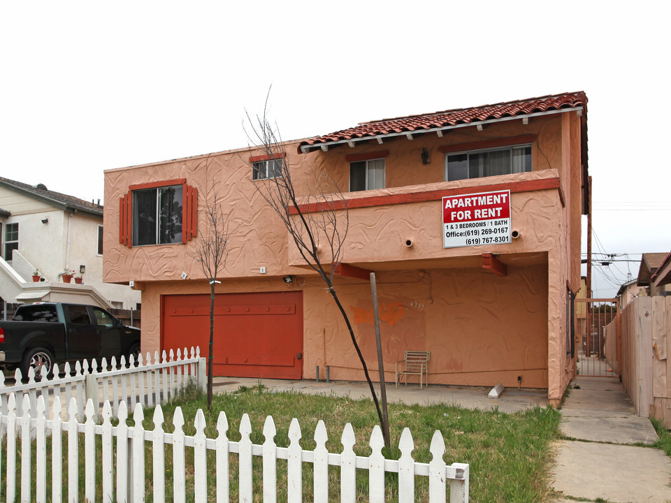 4237 Van Dyke Ave in San Diego, CA - Building Photo