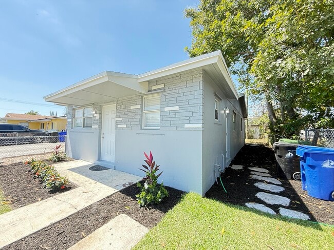 2611 NW 21st St in Fort Lauderdale, FL - Building Photo - Building Photo