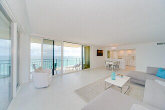 3009 S Ocean Blvd in Highland Beach, FL - Foto de edificio - Building Photo