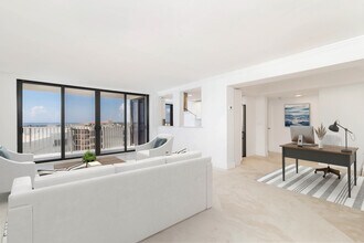 3590 S Ocean Blvd in South Palm Beach, FL - Foto de edificio - Building Photo