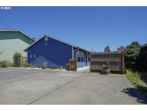 909 Madrona Ave, Unit B in Tillamook, OR - Building Photo - Building Photo