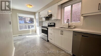 328 Marble Pl in Newmarket, ON - Building Photo - Building Photo
