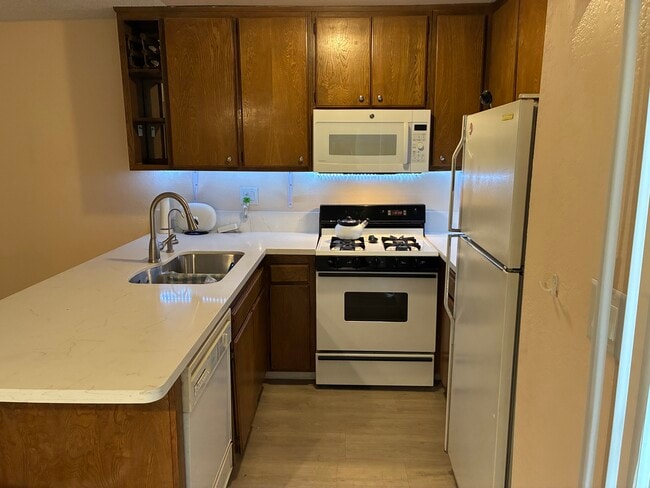 18530 Hatteras St, Unit 108 in Tarzana, CA - Foto de edificio - Building Photo