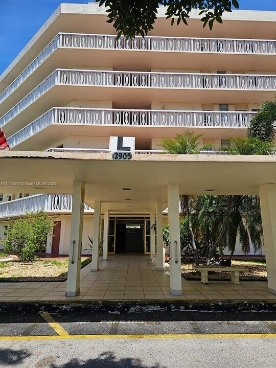 2905 Point E Dr in Aventura, FL - Building Photo