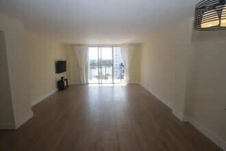 1001 91st St, Unit 712 in Bay Harbor Islands, FL - Building Photo - Building Photo