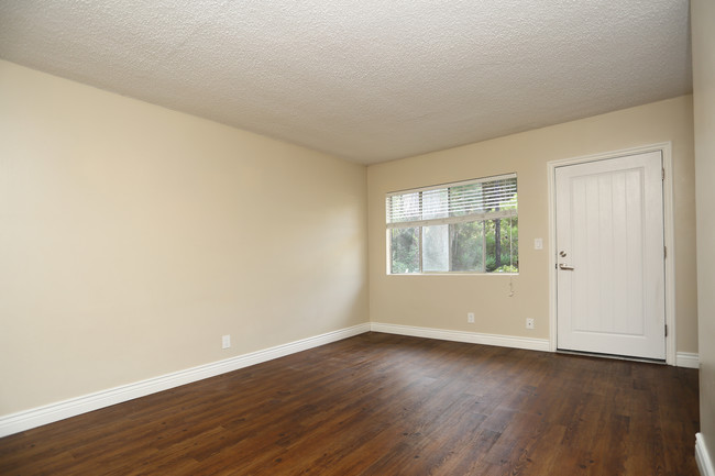 203 Ladera St in Santa Barbara, CA - Foto de edificio - Interior Photo