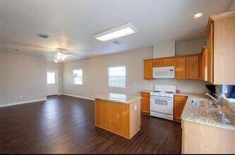235 N Fowlkes St in Sealy, TX - Foto de edificio - Building Photo