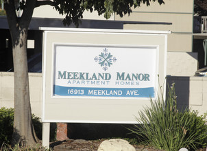 Meekland Manor in Hayward, CA - Building Photo - Building Photo