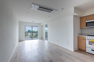 7410 S Avalon Blvd in Los Angeles, CA - Building Photo