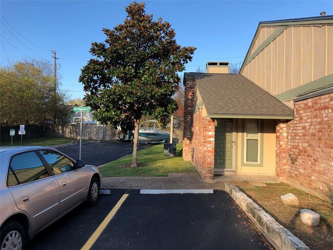 914 W Meadowmere Ln in Austin, TX - Building Photo - Building Photo