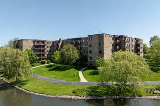 Village on the Lake in Elk Grove Village, IL - Foto de edificio - Primary Photo