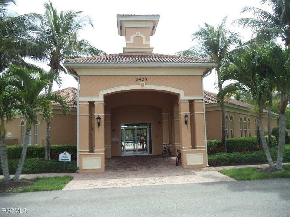 2447 Laurentina Ln in Cape Coral, FL - Building Photo