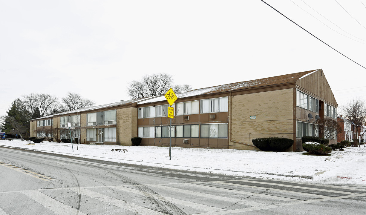 Chicago Crossings in Detroit, MI - Building Photo