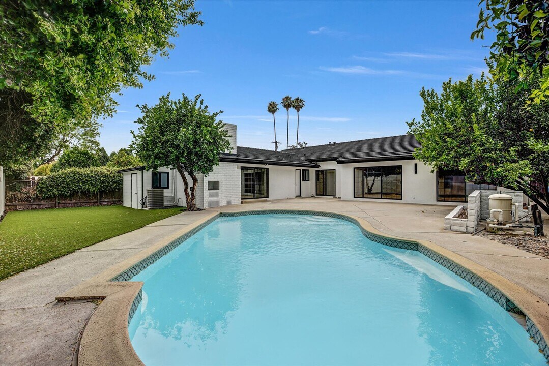 16517 Hartsook St in Los Angeles, CA - Building Photo