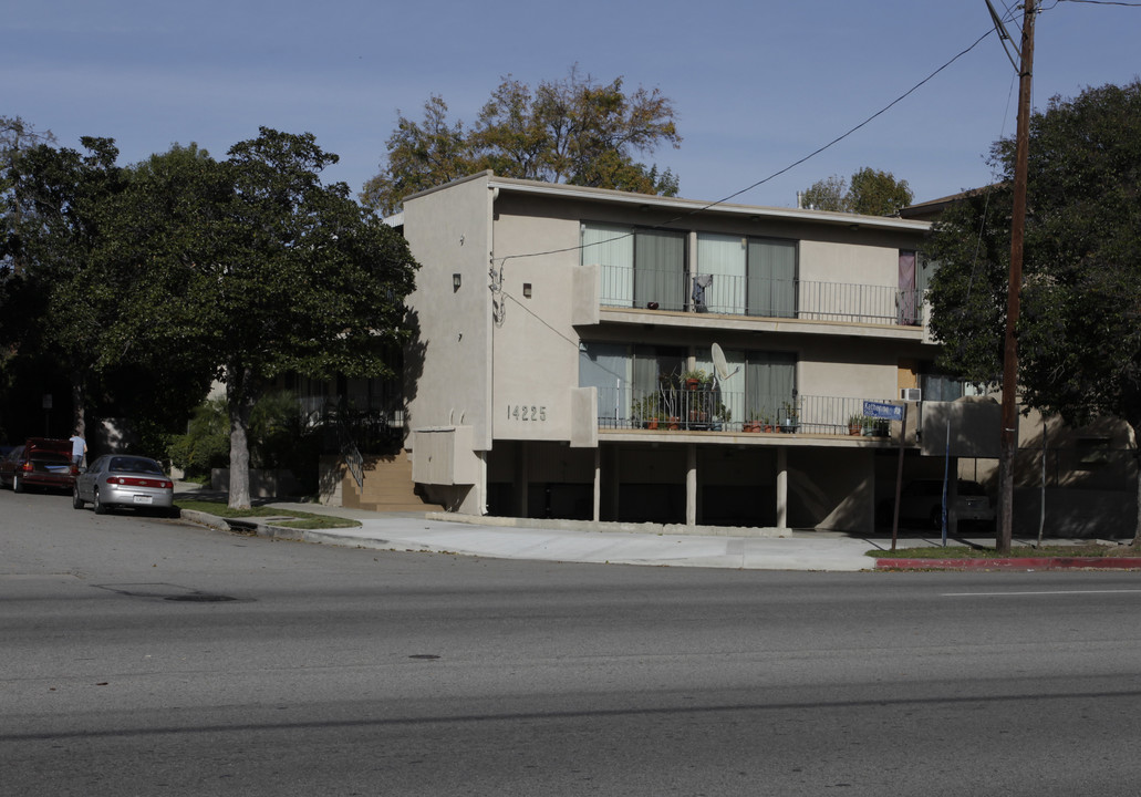 14225 Burbank Blvd in Van Nuys, CA - Building Photo