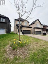 1376 Harrington St in Innisfil, ON - Building Photo