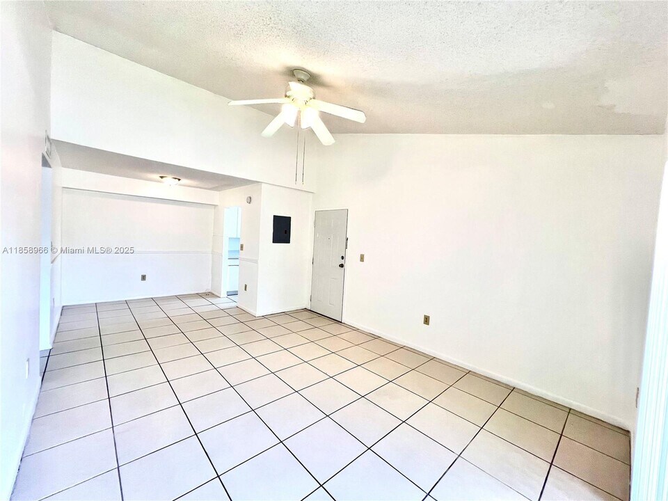 7215 NW 179th St in Miami Gardens, FL - Building Photo
