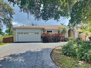 18102 SW 83rd Ct in Palmetto Bay, FL - Building Photo - Building Photo