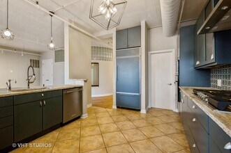411 W Ontario St, Unit 623 in Chicago, IL - Foto de edificio - Building Photo