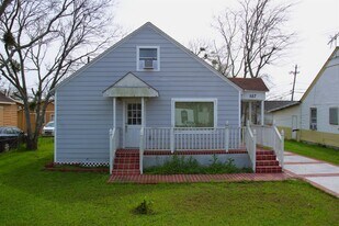 527 W 6th St in Freeport, TX - Building Photo