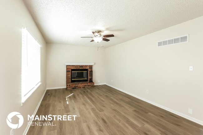 209 SW Cross Creek Dr in Grain Valley, MO - Foto de edificio - Building Photo