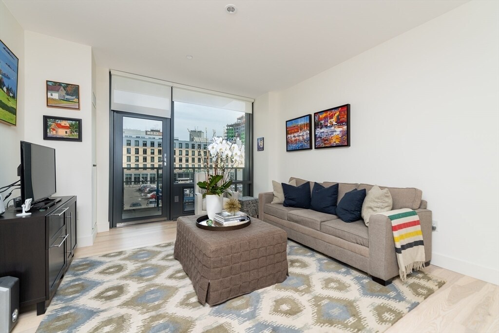 32 Traveler St, Unit 312 in Boston, MA - Building Photo