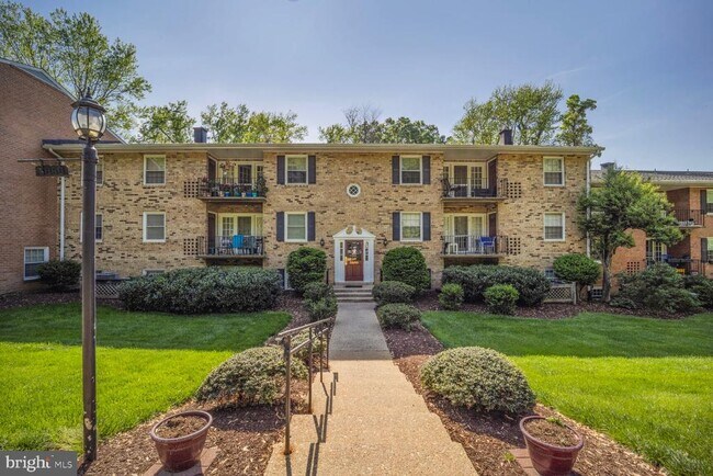 3860 Lyndhurst Dr-Unit -202 in Fairfax, VA - Building Photo - Building Photo