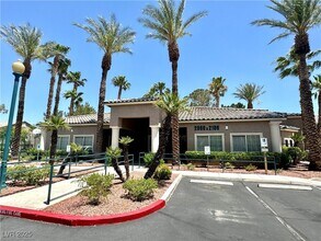 2052 Turquoise Ridge St in Las Vegas, NV - Foto de edificio - Building Photo