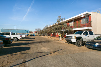 Oakley Apartments in Albuquerque, NM - Building Photo - Building Photo