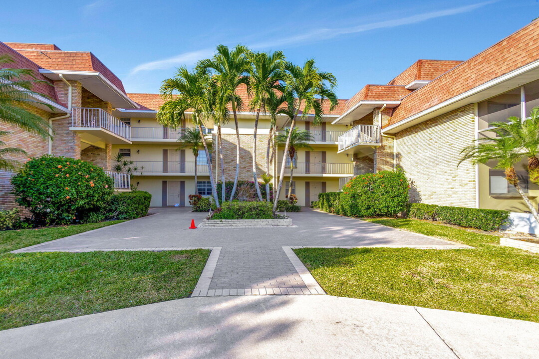 5500 Tamberlane Cir in Palm Beach Gardens, FL - Building Photo