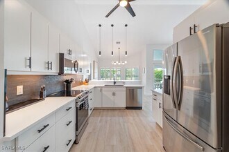 5192 Lochwood Ct in Naples, FL - Building Photo - Building Photo