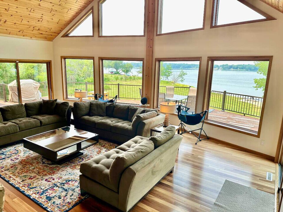 222 Grouse Dr in Briggsville, WI - Building Photo