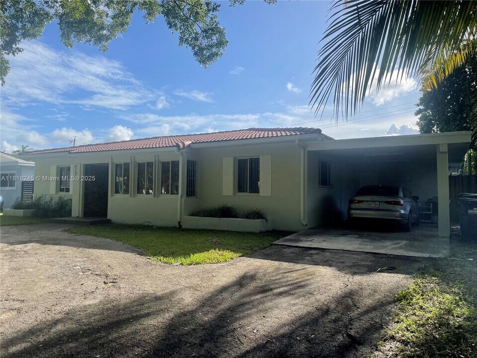 8240 SW 62nd Ct in Miami, FL - Building Photo