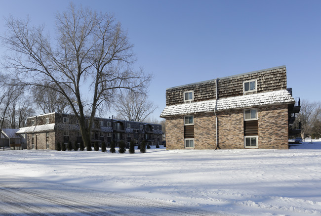 Blaine Villa Apartments in Spring Lake Park, MN - Foto de edificio - Building Photo