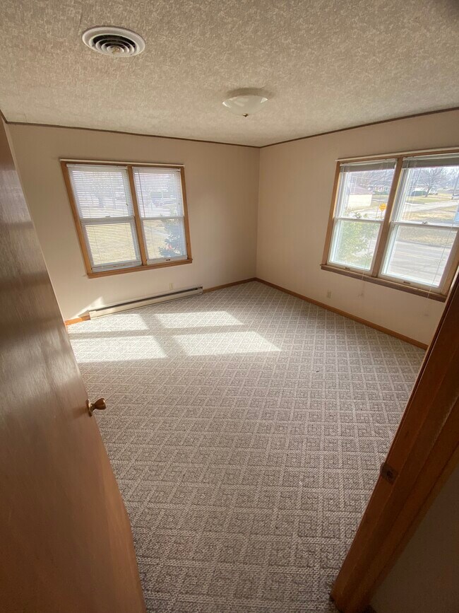 500 S Broad St, Unit E in Lanark, IL - Foto de edificio - Building Photo