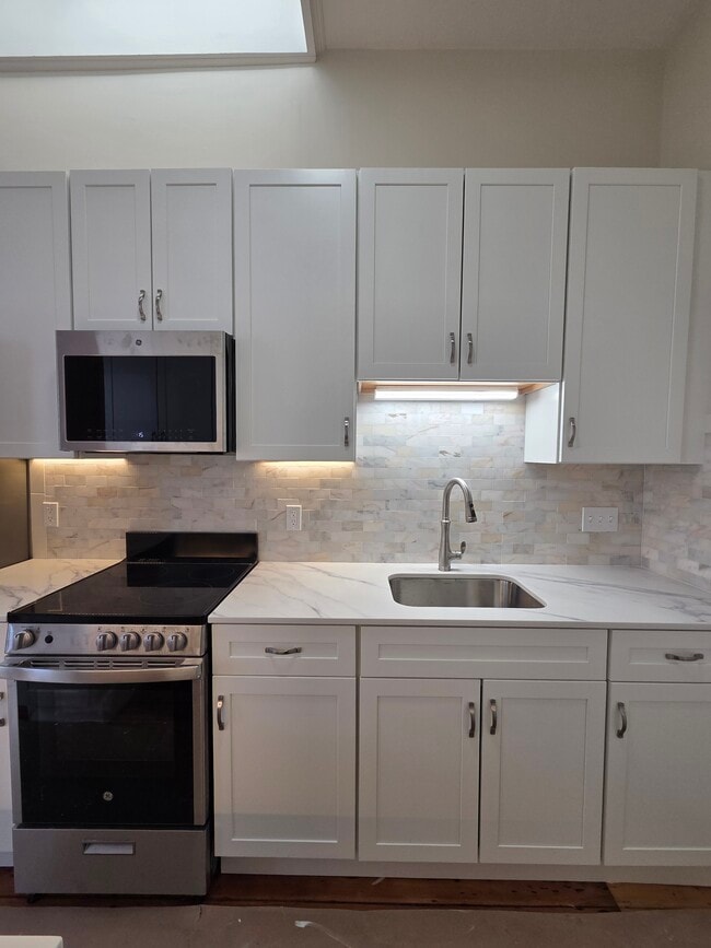 32 Farewell St in Newport, RI - Foto de edificio - Building Photo