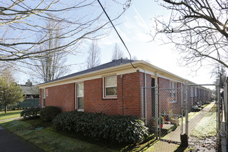 Irvington Court in Portland, OR - Building Photo - Building Photo