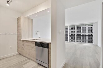 1756 N Bayshore Dr, Unit 33M in Miami, FL - Building Photo - Building Photo