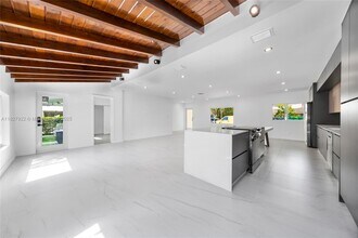 400 Sansovino Ave in Miami, FL - Foto de edificio - Building Photo